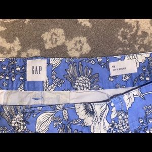 GAP blue and white floral shorts